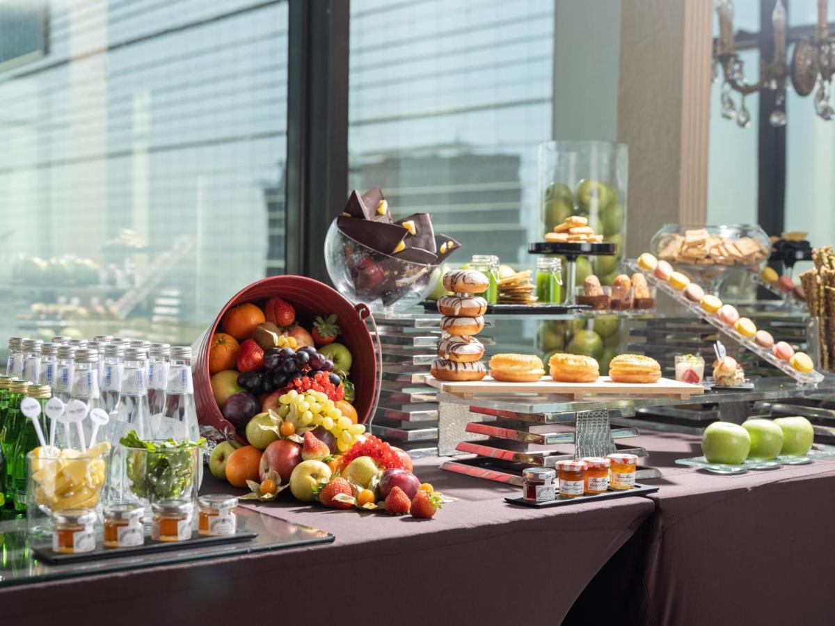 The Venue Jeddah Corniche Hotel Екстериор снимка A buffet at a hotel