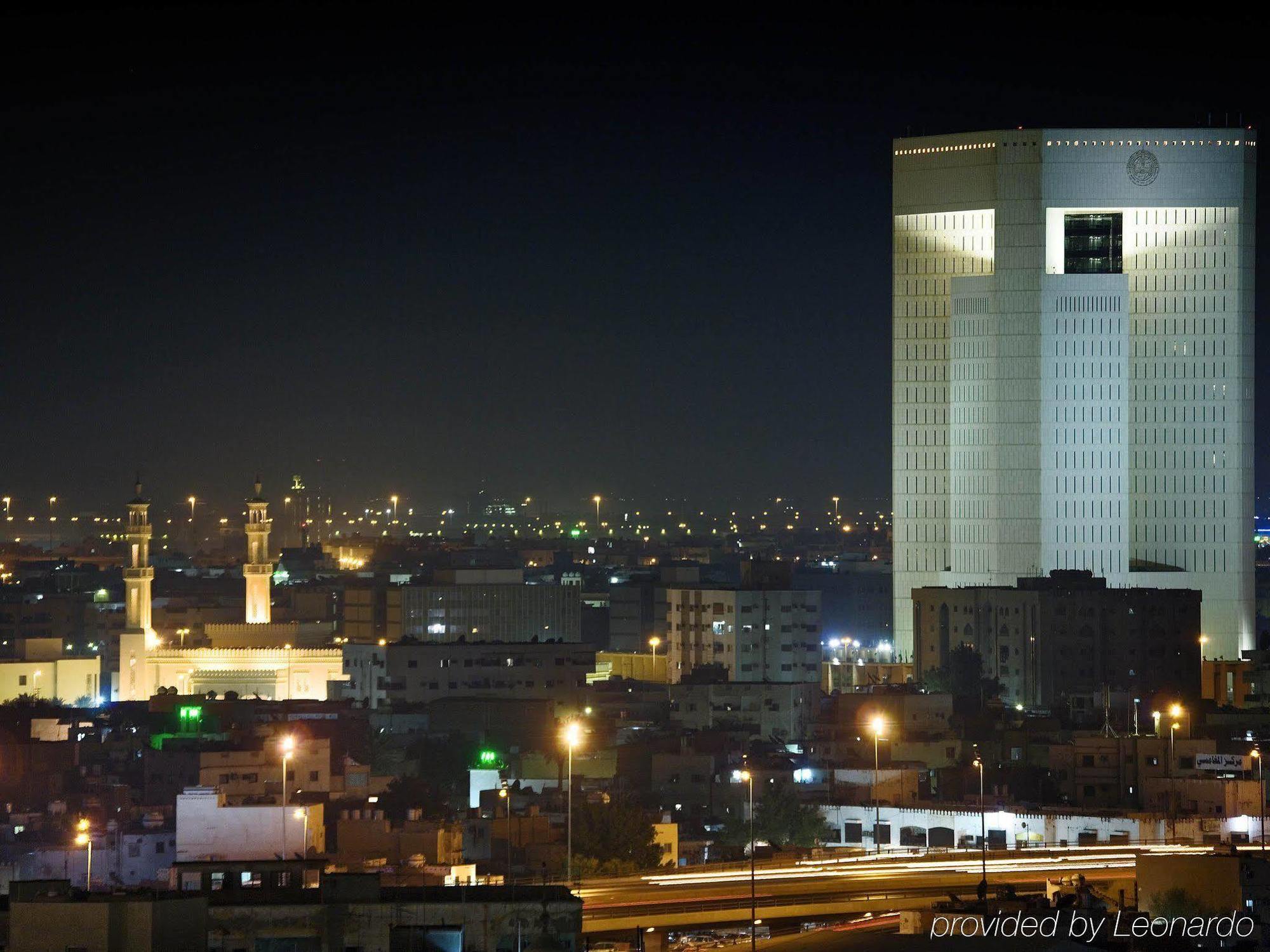 The Venue Jeddah Corniche Hotel Екстериор снимка The Grand Mosque at night
